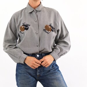 The size of this shirt is Medium or large, the chest contour fit is 42,5 inches (108 cm)