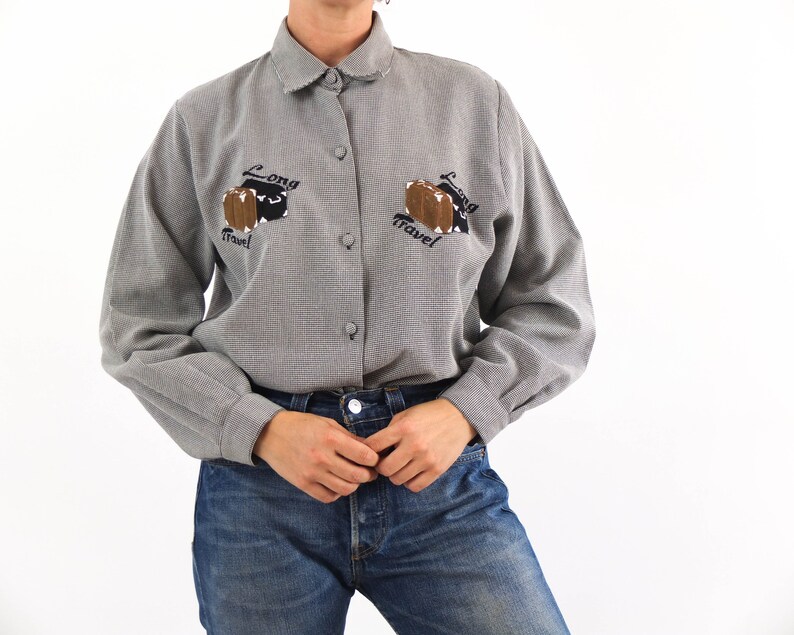 The size of this shirt is Medium or large, the chest contour fit is 42,5 inches (108 cm)