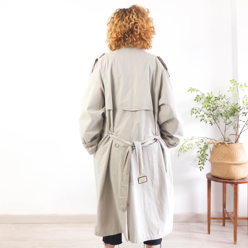 The 90´s oversized duster trench coat is high quality cotton fabric with polyester inner lining, in excellent vintage condition by Difusion Tres Equis Sport Nature.