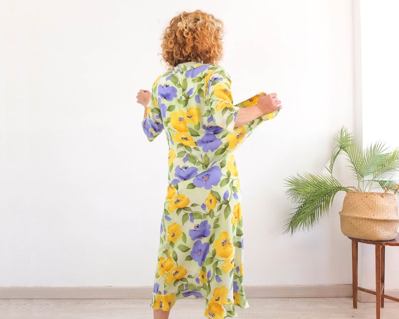The 90s women matching set suit is Polyester fabric with inner lining in skirt, in excellent vintage conditions by Delban Barcelona (made in Spain).