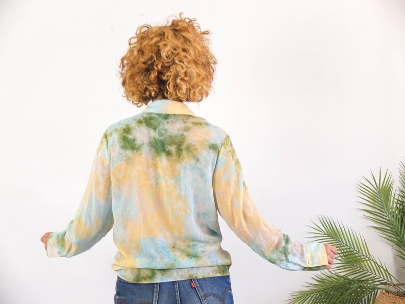 The vintage indie retro hipster bleached blouse is made of sheer polyester fabric in excellent vintage condition (Made in Spain), also retains an additional button.