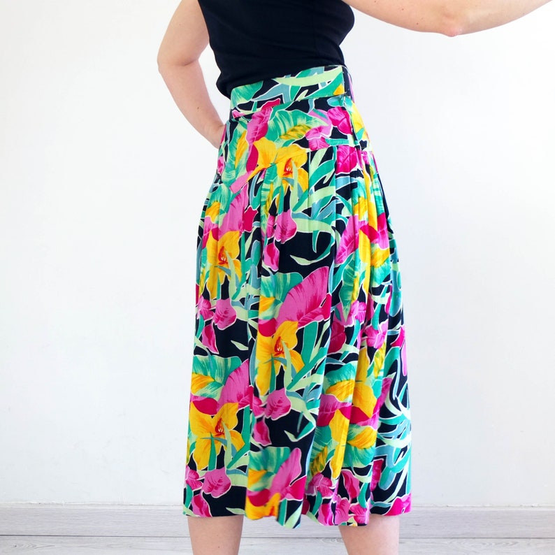 The 80´s bold midi skirt is rayon fabric with hook and zip closures, in perfect vintage condition, but it hasn´t labels, you can see a small tear in the waist, next to one of the hooks, it is not very appreciated!