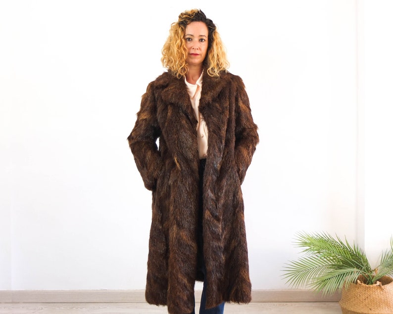 Vintage 1980´s brown long fur coat for women. This vintage Real fur coat warm winter outwear has large collared and pockets. Size Medium or Large