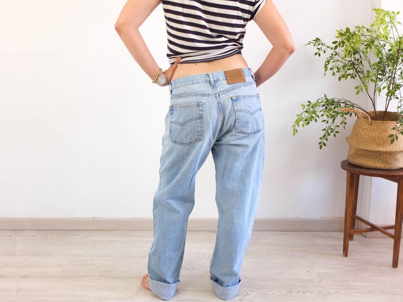 The 1990´s blue wash hip hop jeans is Cotton fabric with zipper closure in perfect vintage condition, but remember it is a used jeans.