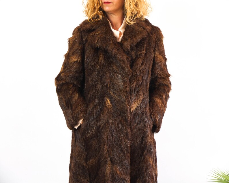 The fur coat is size Medium or Large, depends on how loose you like it!. The chest contour fit is 39,3 inches (100 cm)