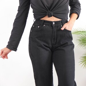 The jeans is size Small - Medium, the waist contour fit is 27,5 inches (70 cm), fits well for size 27” (28” pulled taut).