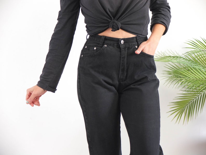The jeans is size Small - Medium, the waist contour fit is 27,5 inches (70 cm), fits well for size 27” (28” pulled taut).