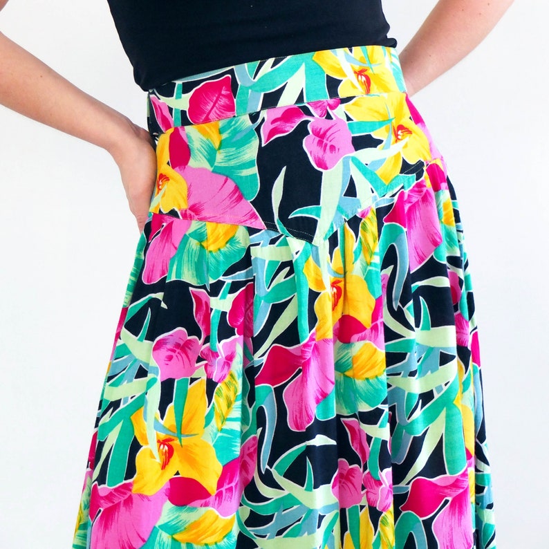The size skirt is Large, the waist contour fit is 32,2 inches (82 cm), if you move the locking hooks you can adjust the smallest size, if in doubt... ask!