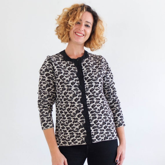 Cardigan de punto con estampado de leopardo vintage de los anos 90 cardigan ajustado retro suave cardigan de punto con estampado animal de los anos 90 top de cardigan de punto preppy