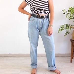 The jeans is women´s size Medium or Large, the waist contour fit is 34,6 inches (88 cm).