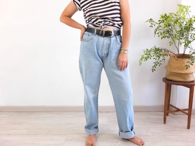 The jeans is women´s size Medium or Large, the waist contour fit is 34,6 inches (88 cm).