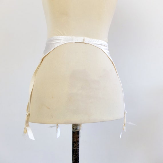 Vintage Victoria Secret Lace Garter Belt, White Satin Garter Belt With  Lace, Vintage Bridal Lingerie White Garter Belt, 90s Garter Belt S - Etsy