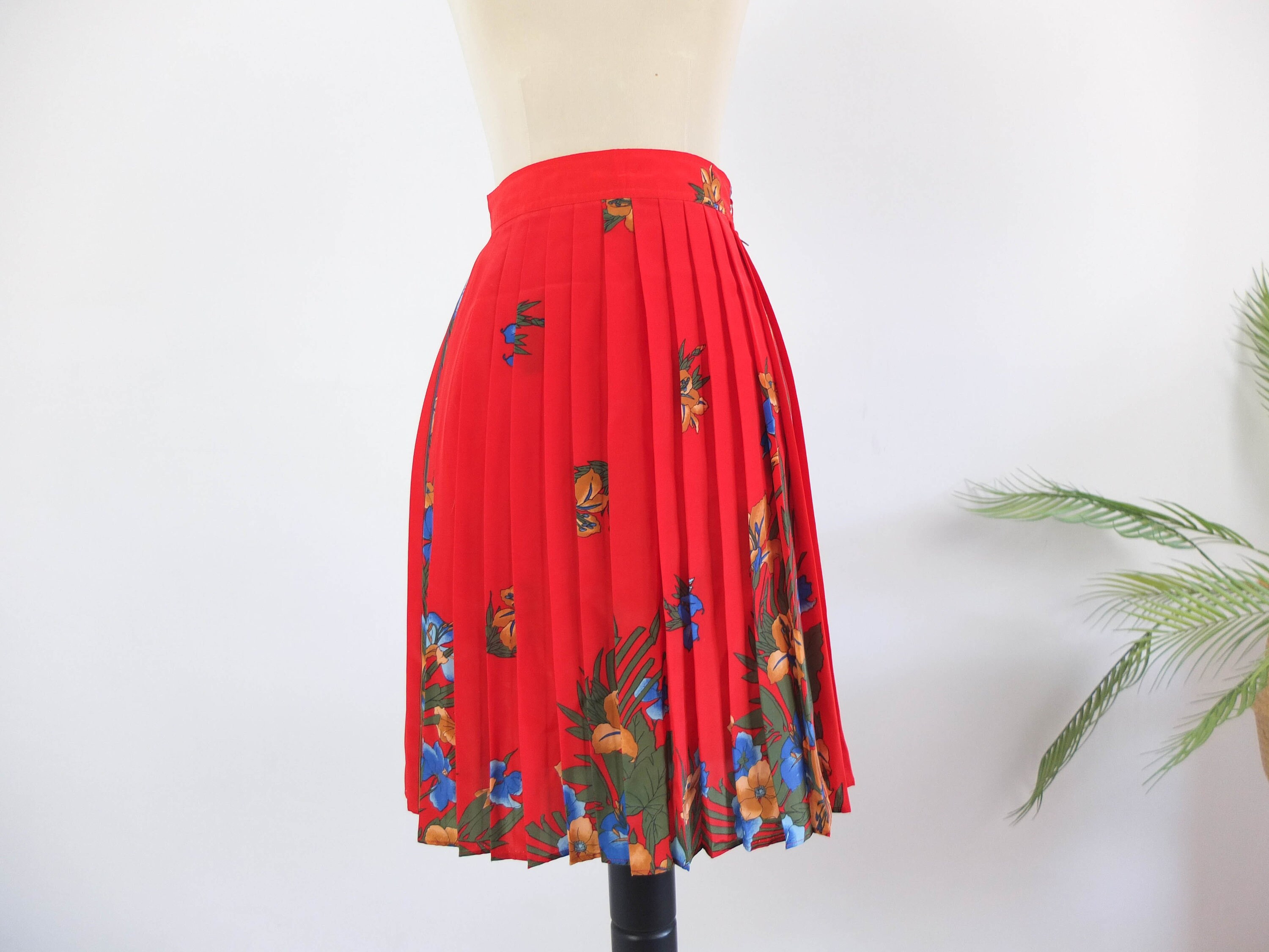 Vintage Red Floral Pleated Skirt With Knee Length, 80s High Vintage Red Floral Pleated Skirt With Knee Length, 80s High
