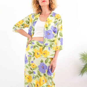 The suit is size Large, the mid waist contour fit is 33,8 to 38,5 inches (86 to 98 cm), and chest contour fit is 40,9 inches (104 cm).