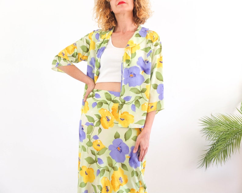 The suit is size Large, the mid waist contour fit is 33,8 to 38,5 inches (86 to 98 cm), and chest contour fit is 40,9 inches (104 cm).