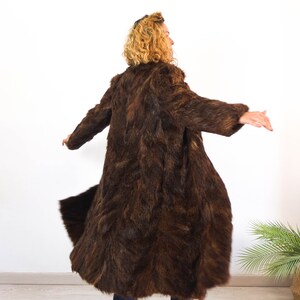 The 80´s luxury fur coat is genuine fur leather with inner lining in excellent vintage conditions by Peletería Montoya (Made in Spain).