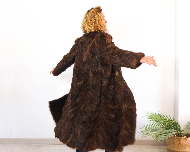 The 80´s luxury fur coat is genuine fur leather with inner lining in excellent vintage conditions by Peletería Montoya (Made in Spain).