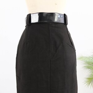 Gonna midi a tubino nera vintage anni '80, gonna a tubino nera da sera anni '80, gonna con cintura anni '80, gonna nera a vita alta, taglia media da donna immagine 9