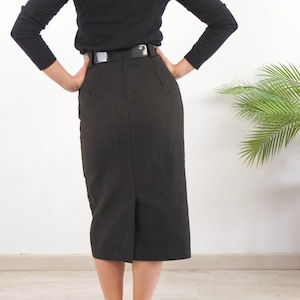 The 80s elegant pencil skirt is Cotton with inner lining and back zipper closure, in excellent vintage condition by Caffelatte (Made in Italy).