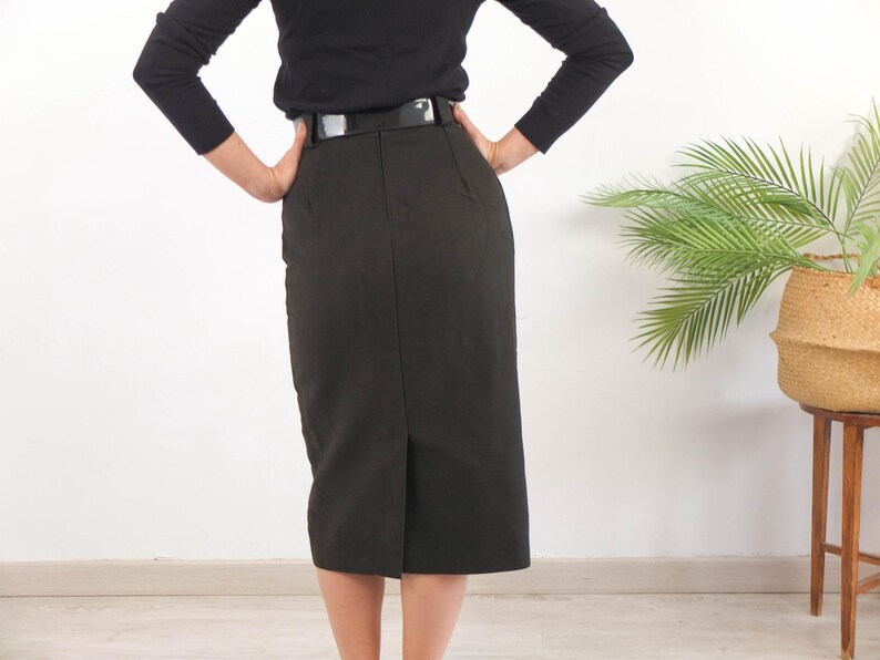 The 80s elegant pencil skirt is Cotton with inner lining and back zipper closure, in excellent vintage condition by Caffelatte (Made in Italy).