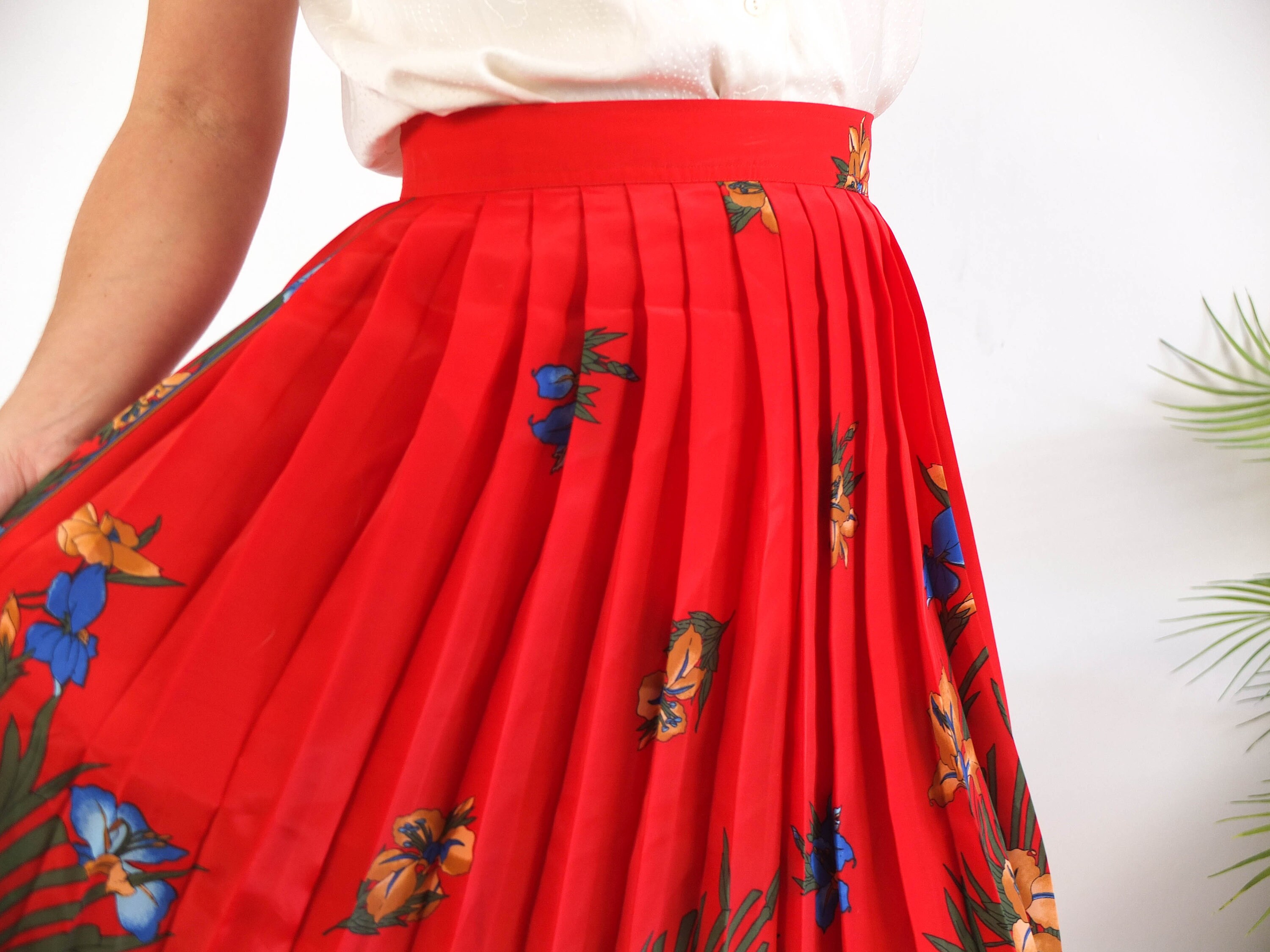 Vintage Red Floral Pleated Skirt With Knee Length, 80s High Vintage Red Floral Pleated Skirt With Knee Length, 80s High