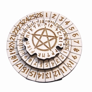 Può includere: Un puzzle in legno a tre livelli con un pentagramma al centro. Il puzzle presenta numeri e rune incisi sui bordi. Il design è di colore marrone chiaro e lo sfondo è bianco.