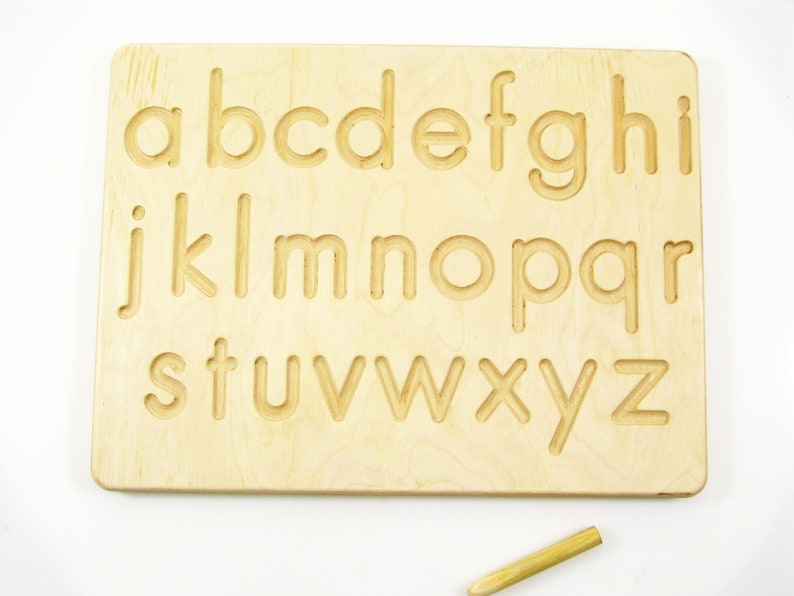 Peut inclure: Planche de tra&ccedil;age en bois avec l'alphabet en minuscules de a &agrave; z grav&eacute; sur la surface. Un stylet en bois est inclus.