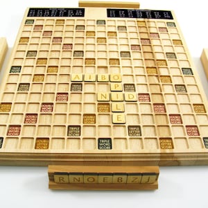 Drewniana plansza do gry Scrabble Drewniana plansza do gry Scrabble Ręcznie robiona gra Sztuka Luksusowy prezent Drewniane gry planszowe Ekskluzywna gra słowna dla rodzinnej zabawy Ręcznie robione dekoracje