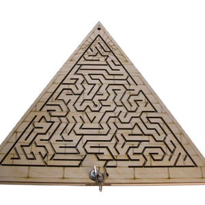 Könnte beinhalten: Dreieckiges Holzpuzzle mit einem komplexen Labyrinth-Design. Das Labyrinth ist aus dem Holz geschnitten und bildet ein Netzwerk von Pfaden. Unten ist ein Schlüssel befestigt. Das Puzzle besteht aus hellfarbenem Holz.