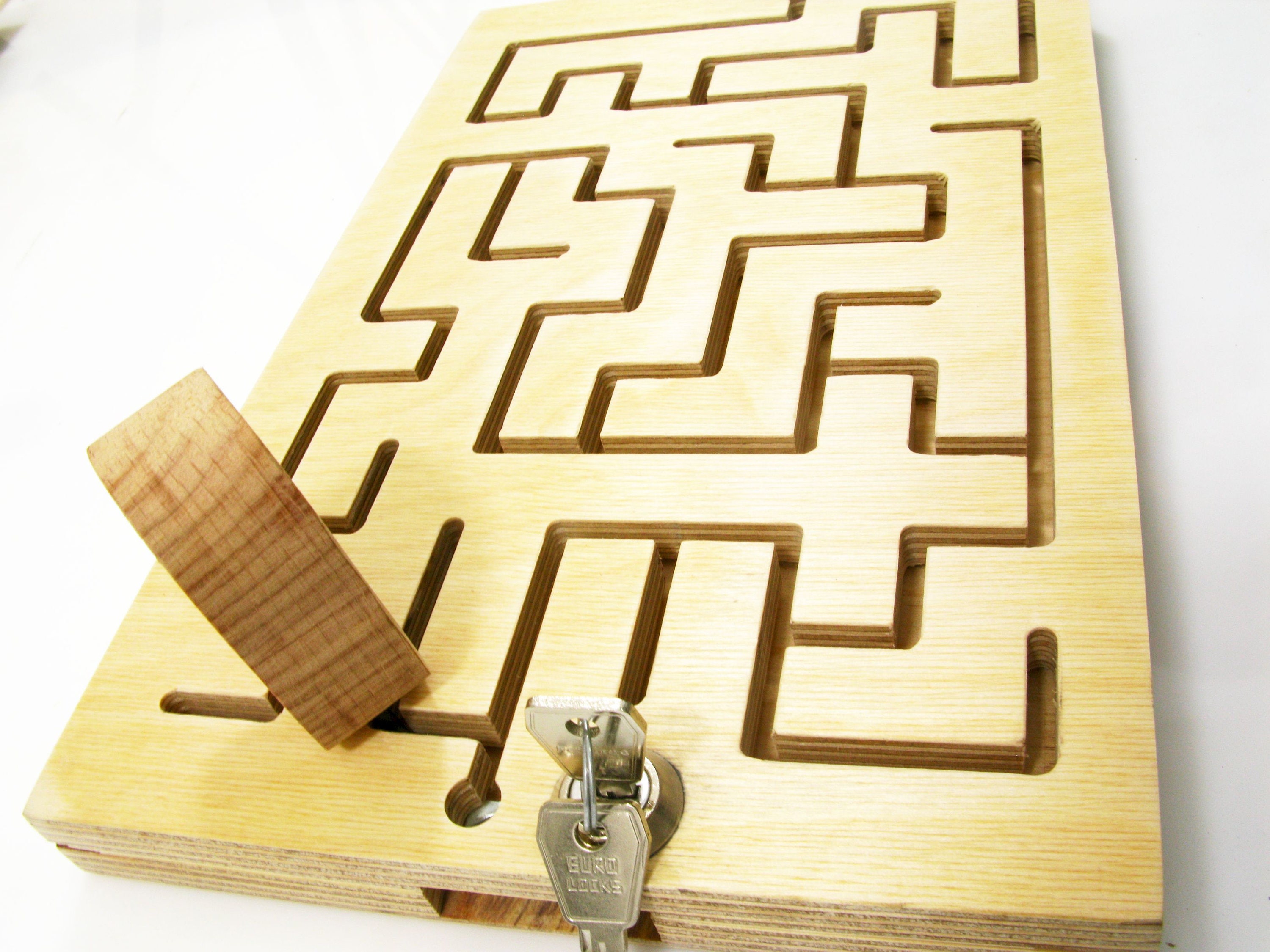 Labyrinthe carré en bois. Un casse tête à petit prix pour enfants et adultes