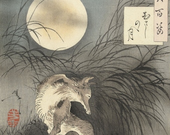 Pode incluir: Uma gravura japonesa em madeira que retrata uma raposa sentada na grama alta sob uma lua cheia. A raposa é de cor marrom claro e branco, e a lua é de cor amarelo pálido. A gravura é intitulada "Raposa na Lua" em caracteres japoneses.