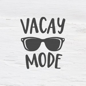 Może przedstawiać: Czarno-biały projekt graficzny z tekstem "Vacay Mode" i parą okularów przeciwsłonecznych.