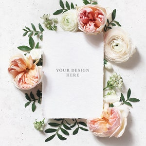 Fotografia de arquivo estilizada. Maquete de papelaria de casamento. Maquete de citação. Convite de casamento. Deitado plano. Flores, flores. Cartão vertical. A6, A5
