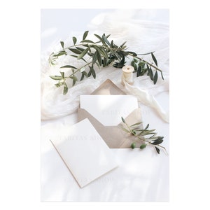 Fotografia de arquivo estilizada. Maquete de papelaria de casamento. Maquete de citação. Convite de casamento. Estoque plano. Ramo de oliveira, mármore. Cartão vertical.