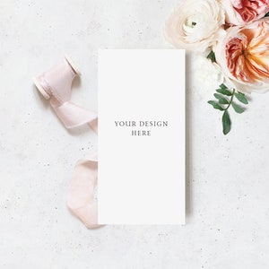 Fotografia de arquivo estilizada. Maquete de papelaria de casamento. Maquete de menu. Convite de casamento. Estoque plano. Flores, flores. Cartão vertical. 4x9