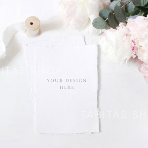 Styled Stock Fotografie. Hochzeit Briefpapier Mockup. Zitat Mockup. Hochzeitseinladung. Flacher Laienbestand. Pfingstrosen, Blumen. Vertikale Karte.