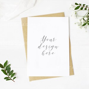 Fotografia de arquivo estilizada. Maquete de papelaria de casamento. Maquete de citação. Convite de casamento. Estoque plano. Folhas, flores. Cartão vertical.