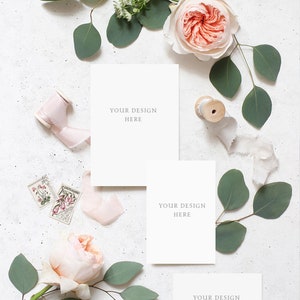 Fotografia de arquivo estilizada. Maquete de papelaria de casamento. Maquete de citação. Convite de casamento. Estoque plano. Flores rosas. Cartão vertical.