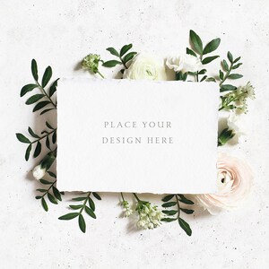 Fotografia de arquivo estilizada. Maquete de papelaria de casamento. Maquete de citação. Convite de casamento. Estoque plano. Flores, flores. Cartão vertical. A6