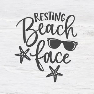 Puede incluir: Diseño gráfico en blanco y negro con el texto "Resting Beach Face" con gafas de sol y dos estrellas de mar.