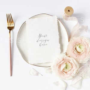 Style de photographie de stock. Maquette de papeterie de mariage. Citation de maquette. Faire-part de mariage. Sécher à plat. Menu.Ranunculus, fleurs. Carte verticale. A6