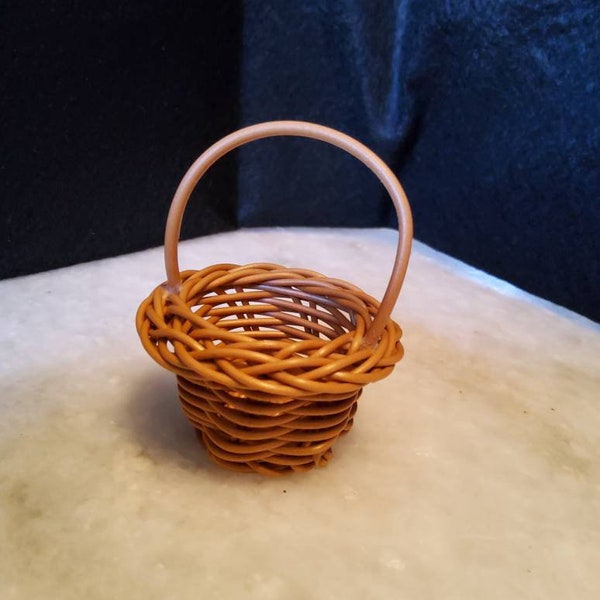 Mini Wicker Basket! #miniatures #dolls #dollaccessories #gnomes #minibasket #minispringbasket #minieasterbasket #freeshippinginUS@35