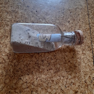 Carte au trésor dans une bouteille Message dans une bouteille Message dans une bouteille VEB Le chemin vers votre trésor