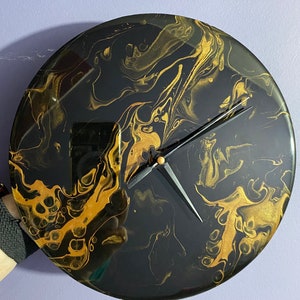 Horloge coulée main en acrylique - Recouvert de résine de verre époxy. Verser art, horloge, fait main, unique