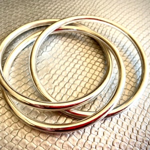 Armbänder mit 3 ineinander verschlungenen Rollarmreifen, versilbert, 3 vergoldet. Messing; ethnischer, buddhistischer Stammes-Armreif; große indische Binse; Bohemien;