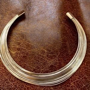 Collar de gargantilla de torsión; se apresura; latón plateado; gran collar étnico rígido; tribal; banjara kushi
