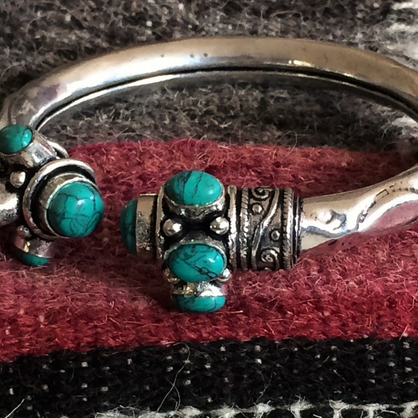 bracelet manchette jonc indien laiton argent et pierre turquoise ; bijoux maximaliste ethnique, tribal; gros jonc indien ; bohème;