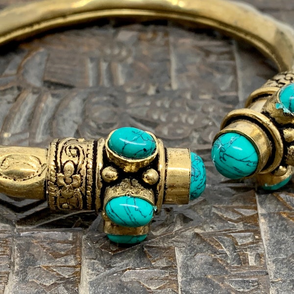 bracelet laiton et amethyste , choix de pierres fines ; ethnique, tribal; gros jonc indien ; bohème;