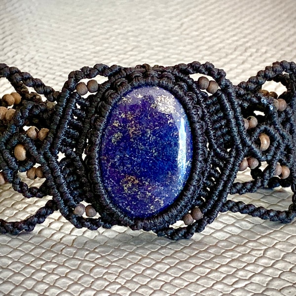 bracelet macramé et lapis lazuli;  manchette indienne avec pierre sertie ; fait main; ethnique; bohème
