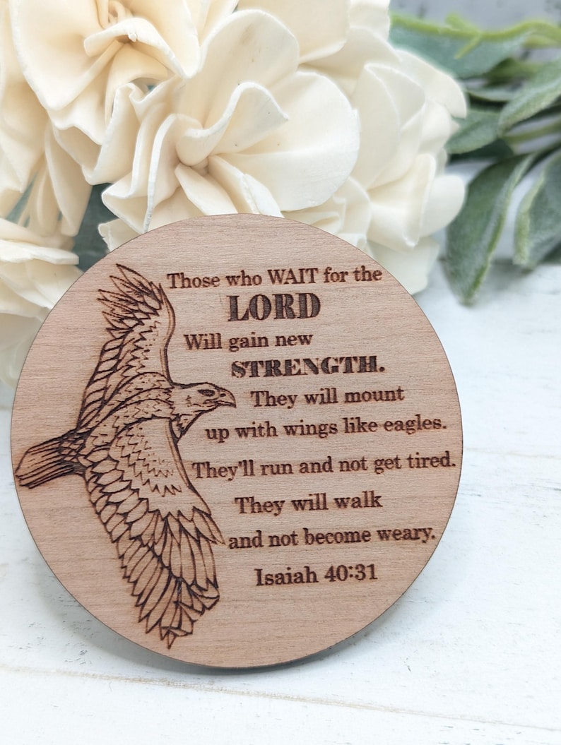 Pu&ograve; includere: Un cartello rotondo in legno con un design di aquila marrone e il testo "Those who WAIT for the LORD Will gain new STRENGTH. They will mount up with wings like eagles. They'll run and not get tired. They will walk and not become weary. Isaiah 40:31"